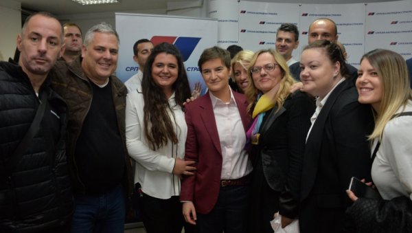 СРБИЈА ТРЕБА ДА БУДЕ ПОНОСНА: Гујон и Брнабићева посетили Крагујевац СРБИЈА ТРЕБА ДА БУДЕ ПОНОСНА: Гујон и Брнабићева посетили Крагујевац