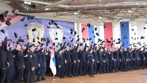 SRBIJA JE BEZBEDNA: Ministar Bratislav Gašić na promociji polaznika 38, 39. i 40. klase COPO u Sremskoj Kamenici (FOTO) SRBIJA JE BEZBEDNA: Ministar Bratislav Gašić na promociji polaznika 38, 39. i 40. klase COPO u Sremskoj Kamenici (FOTO)