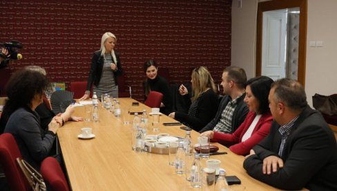 NOVA OPREMA ZA PODRŠKU RODITELJSTVU: Umreženim delovanjem u Vršcu povećavaju brigu o deci NOVA OPREMA ZA PODRŠKU RODITELJSTVU: Umreženim delovanjem u Vršcu povećavaju brigu o deci
