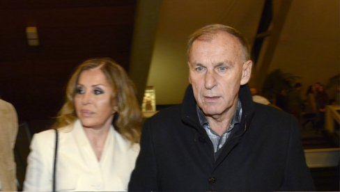 KAO VRŠNJAKINJA ĆERKAMA: DŽajićeva žena u top formi u 8. deceniji - ne mogu da ih razlikuju (FOTO) KAO VRŠNJAKINJA ĆERKAMA: DŽajićeva žena u top formi u 8. deceniji - ne mogu da ih razlikuju (FOTO)