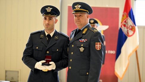 OSTVARIO JE DEČAČKI SAN: Promocija novog pilota Milana Šarića, njegov otac ponosno poručuje - On je dika cele Srbije (FOTO) OSTVARIO JE DEČAČKI SAN: Promocija novog pilota Milana Šarića, njegov otac ponosno poručuje - On je dika cele Srbije (FOTO)