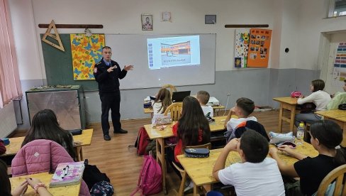 PRIJAVI VRŠNJAČKO NASILJE: Policajci u Osnovnoj školi Aleksa Šantić u Ugljeviku