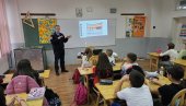 ПРИЈАВИ ВРШЊАЧКО НАСИЉЕ: Полицајци у Основној школи Алекса Шантић у Угљевику ПРИЈАВИ ВРШЊАЧКО НАСИЉЕ: Полицајци у Основној школи Алекса Шантић у Угљевику