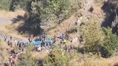 AUTOBUS SLETEO 100 METARA U PROVALIJU: Poginulo skoro 40 ljudi, na desetine povređenih (VIDEO) AUTOBUS SLETEO 100 METARA U PROVALIJU: Poginulo skoro 40 ljudi, na desetine povređenih (VIDEO)
