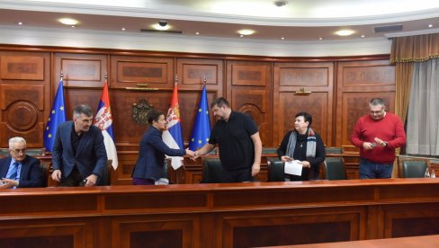POTPISAN SPORAZUM O OBUSTAVI PROTESTA U POŠTI SRBIJE: Evo šta su dogovorili predstavnici sindikata i premijerka Brnabić (FOTO) POTPISAN SPORAZUM O OBUSTAVI PROTESTA U POŠTI SRBIJE: Evo šta su dogovorili predstavnici sindikata i premijerka Brnabić (FOTO)