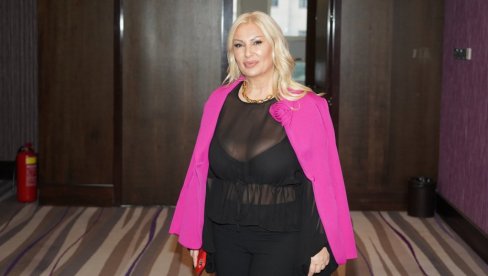 PEVAM ZA SVE: Elma Sinanović o željama za sledeću godinu i o aktuelnostima iz života (FOTO/VIDEO) PEVAM ZA SVE: Elma Sinanović o željama za sledeću godinu i o aktuelnostima iz života (FOTO/VIDEO)