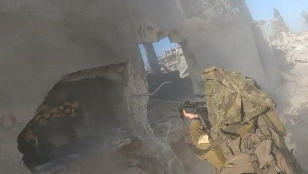 ПАЛА ЈЕ ПАЛЕСТИНА? Израелска војска објавила снимак заузимања кључне предстраже у Гази, ту се Хамас обучавао за напад (ВИДЕО) ПАЛА ЈЕ ПАЛЕСТИНА? Израелска војска објавила снимак заузимања кључне предстраже у Гази, ту се Хамас обучавао за напад (ВИДЕО)