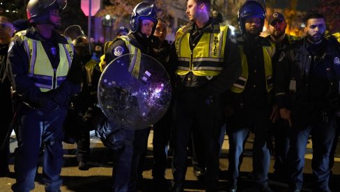 NEREDI U VAŠINGTONU: Sukob policije i demonstranata koji su pozvali na prekid vatre u Gazi, ima povređenih NEREDI U VAŠINGTONU: Sukob policije i demonstranata koji su pozvali na prekid vatre u Gazi, ima povređenih