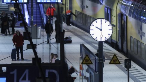 KOLAPS U NEMAČKOJ, SVE STALO ZBOG MASOVNOG ŠTRAJKA: Ne rade autobusi, haos na aerodromima, evo šta traže radnici