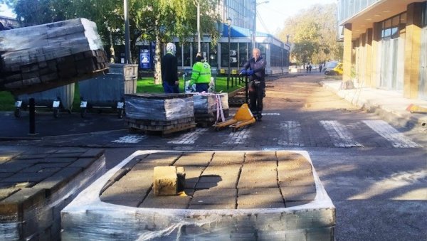 ПОПЛОЧАВАЊЕ УЛИЦЕ У ПАРАЋИНУ: Нове коцке водиће до стартап центра (ФОТО) ПОПЛОЧАВАЊЕ УЛИЦЕ У ПАРАЋИНУ: Нове коцке водиће до стартап центра (ФОТО)