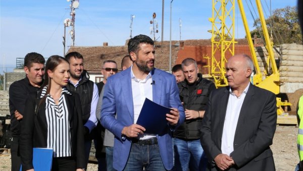 ШАПИЋ ОБИШАО РАДОВЕ НА МАГИСТРАЛНОМ ВОДОВОДУ МАКИШ-МЛАДЕНОВАЦ: Обећан завршетак пете фазе радова до марта 2024. године (ФОТО) ШАПИЋ ОБИШАО РАДОВЕ НА МАГИСТРАЛНОМ ВОДОВОДУ МАКИШ-МЛАДЕНОВАЦ: Обећан завршетак пете фазе радова до марта 2024. године (ФОТО)