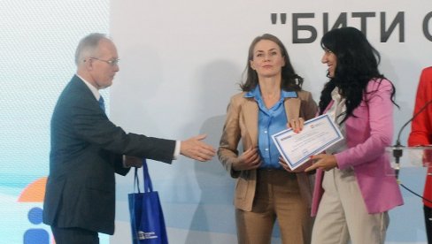 NAGRAĐENA NOVINARKA „NOVOSTI“: Snežana Rovčanin Tomković dobila nagradu povodom Dana tolerancije NAGRAĐENA NOVINARKA „NOVOSTI“: Snežana Rovčanin Tomković dobila nagradu povodom Dana tolerancije