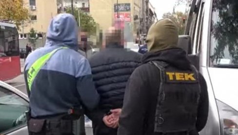 VELIČALI OVK, ŠVERCOVALI DROGU, LJUDE I ORUŽJE: Vođa pao u Mađarskoj - svi detalji hapšenja kriminalne grupe (FOTO) VELIČALI OVK, ŠVERCOVALI DROGU, LJUDE I ORUŽJE: Vođa pao u Mađarskoj - svi detalji hapšenja kriminalne grupe (FOTO)