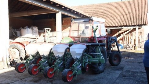 SMOTRA POLJOPRIVREDE, INDUSTRIJE I TRGOVINE U KAĆU: Mini sajam posle žetve pšenice SMOTRA POLJOPRIVREDE, INDUSTRIJE I TRGOVINE U KAĆU: Mini sajam posle žetve pšenice
