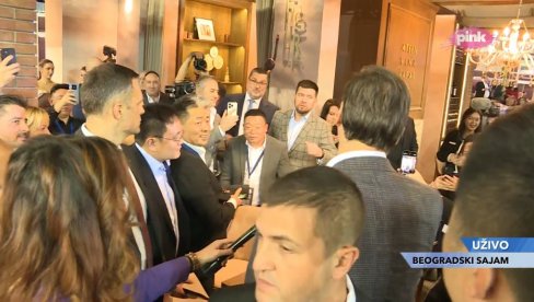 NAJPOPULARNIJI U KINI: Vučić sa kineskim turistima na sajmu vina u Beogradu NAJPOPULARNIJI U KINI: Vučić sa kineskim turistima na sajmu vina u Beogradu