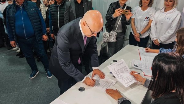 ИЗ СТАРЕ ПАЗОВЕ КРЕЋЕМО У КАМПАЊУ ЗА ПОКРАЈИНУ: Вучевић дао подршку прикупљању потписа за листу Александар Вучић - Војводина не сме да стане ИЗ СТАРЕ ПАЗОВЕ КРЕЋЕМО У КАМПАЊУ ЗА ПОКРАЈИНУ: Вучевић дао подршку прикупљању потписа за листу Александар Вучић - Војводина не сме да стане