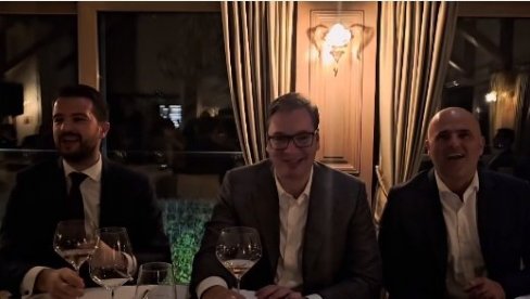 DAJTE VINA HOĆU LOM: Vučić sa Kovačevskim i Milatovićem na večeri, slušaju Harisa DŽinovića DAJTE VINA HOĆU LOM: Vučić sa Kovačevskim i Milatovićem na večeri, slušaju Harisa DŽinovića