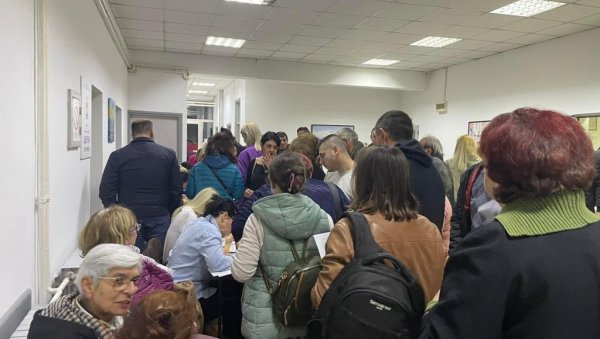 ВИШЕ ОД 7.000 ПОТПИСА САКУПИЛИ ЗА ПАР САТИ: Коалиција „Александар Вучић – Војводина не сме да стане” прва предала изборну листу ВИШЕ ОД 7.000 ПОТПИСА САКУПИЛИ ЗА ПАР САТИ: Коалиција „Александар Вучић – Војводина не сме да стане” прва предала изборну листу