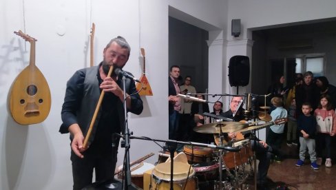 ZAVRŠEN PROJEKAT ZVUCI SVETA: Koncert Dušana Resavca sa svih meridijana ZAVRŠEN PROJEKAT ZVUCI SVETA: Koncert Dušana Resavca sa svih meridijana