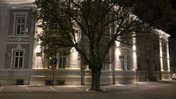 ВЕЛИКО ГРАДИШТЕ: Општинска зграда, споменик културе, добила декоративну расвету ВЕЛИКО ГРАДИШТЕ: Општинска зграда, споменик културе, добила декоративну расвету