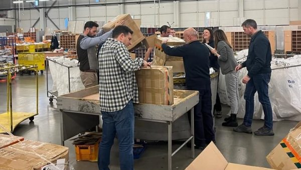 ПРОВЕРИТЕ САНДУЧИЋЕ ОД ПОНЕДЕЉКА: Стање се враћа у нормалу - поштански центри кренули да прерађују пошиљке (ФОТО) ПРОВЕРИТЕ САНДУЧИЋЕ ОД ПОНЕДЕЉКА: Стање се враћа у нормалу - поштански центри кренули да прерађују пошиљке (ФОТО)