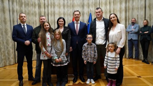 POTPISANI UGOVORI SA DOBITNICIMA IZVUČENIM U POSLEDNJEM IZVLAČENJU: Podeljeno deset stanova u nagradnoj igri Uzmi račun i pobedi POTPISANI UGOVORI SA DOBITNICIMA IZVUČENIM U POSLEDNJEM IZVLAČENJU: Podeljeno deset stanova u nagradnoj igri Uzmi račun i pobedi