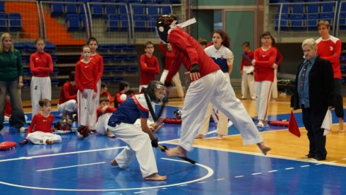 MLADI SAMURAJI OKUPIRALI VRŠAC: Prvo Balkansko prvenstvo u japanskom mačevanju za decu (FOTO) MLADI SAMURAJI OKUPIRALI VRŠAC: Prvo Balkansko prvenstvo u japanskom mačevanju za decu (FOTO)
