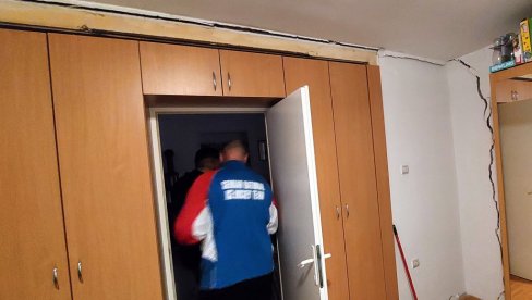 ПУКОТИНЕ НА КУЋАМА СВЕ ВЕЋЕ: Грађевински вештак процењивао ситуацију у Новоградској улици 41-45 у Земуну (ФОТО) ПУКОТИНЕ НА КУЋАМА СВЕ ВЕЋЕ: Грађевински вештак процењивао ситуацију у Новоградској улици 41-45 у Земуну (ФОТО)