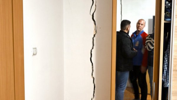 КИША ТОПИ ТЕМЕЉЕ КУЋА У НОВОГРАДСКОЈ: Још се не зна ко је одговоран за оштећења на домовима у земунској улици (ФОТО) КИША ТОПИ ТЕМЕЉЕ КУЋА У НОВОГРАДСКОЈ: Још се не зна ко је одговоран за оштећења на домовима у земунској улици (ФОТО)