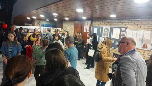 “MOJE JA. SKRIVENO, ZAPRETENO“: Izložba radova zrenjaninskih gimnazijalaca u Kulturnom centru (FOTO) “MOJE JA. SKRIVENO, ZAPRETENO“: Izložba radova zrenjaninskih gimnazijalaca u Kulturnom centru (FOTO)