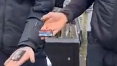 SKANDALOZAN POTEZ HRVATSKIH VLASTI: U Vukovaru oterani radnici iz Srbije, imali ambleme sa srpskom zastavom (VIDEO) SKANDALOZAN POTEZ HRVATSKIH VLASTI: U Vukovaru oterani radnici iz Srbije, imali ambleme sa srpskom zastavom (VIDEO)