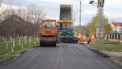 SAOBRAĆAJNICA ŠIRA ZA METAR: U toku je asfaltiranju puta u somborskom Bukovcu