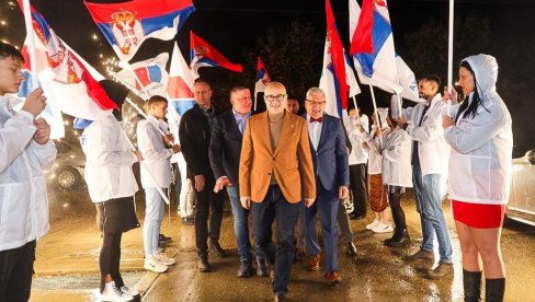 SRBIJA NE SME DA STANE: Vučević u Zemunu i Mošorinu sa razgovarao sa članstvom i simpatizerima (FOTO) SRBIJA NE SME DA STANE: Vučević u Zemunu i Mošorinu sa razgovarao sa članstvom i simpatizerima (FOTO)