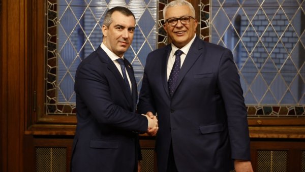 ОРЛИЋ И МАНДИЋ ЈАЧАЈУ САРАДЊУ: Састанак председника параламената Србије и Црне Горе ОРЛИЋ И МАНДИЋ ЈАЧАЈУ САРАДЊУ: Састанак председника параламената Србије и Црне Горе