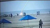 (UZNEMIRUJUĆE): Grom udario mladu majku na plaži, pokušali da je reanimiraju ali joj nije bilo spasa (VIDEO)
