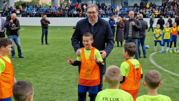 ПРЕДСЕДНИК УЖИВАО СА МАЛИШАНИМА, ДОБИО И ПОКЛОН: Срећан сам што видим колико се наша деца радују новом стадиону (ФОТО)