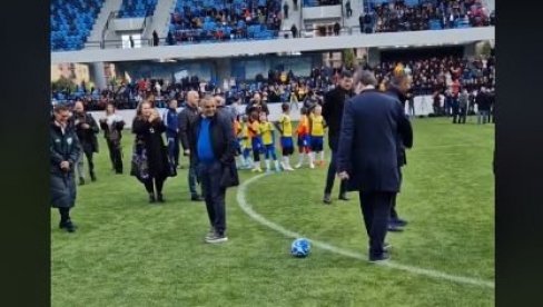 ПРЕДСЕДНИК ОДУШЕВИО МАЛИШАНЕ НА СТАДИОНУ: Показао шта зна са лоптом (ВИДЕО) ПРЕДСЕДНИК ОДУШЕВИО МАЛИШАНЕ НА СТАДИОНУ: Показао шта зна са лоптом (ВИДЕО)