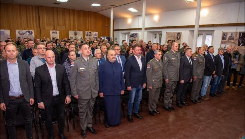 DAN BANATSKE BRIGADE VOJSKE SRBIJE: Praznik grada Zrenjanina obeležen i u kasarni Narodni heroj Svetozar Marković Toza (FOTO) DAN BANATSKE BRIGADE VOJSKE SRBIJE: Praznik grada Zrenjanina obeležen i u kasarni Narodni heroj Svetozar Marković Toza (FOTO)