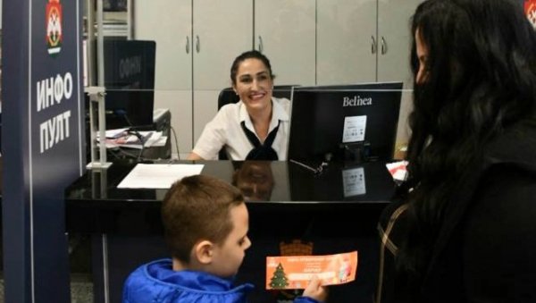 ПОДЕЛА ВАУЧЕРА ЗА ПАКЕТИЋЕ: Општина Савски венац припремила новогодишње поклоне за децу до 12 година ПОДЕЛА ВАУЧЕРА ЗА ПАКЕТИЋЕ: Општина Савски венац припремила новогодишње поклоне за децу до 12 година