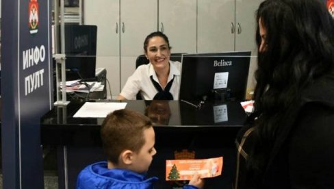 PODELA VAUČERA ZA PAKETIĆE: Opština Savski venac pripremila novogodišnje poklone za decu do 12 godina PODELA VAUČERA ZA PAKETIĆE: Opština Savski venac pripremila novogodišnje poklone za decu do 12 godina