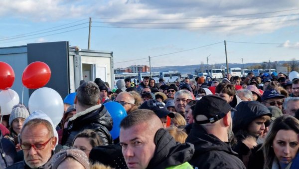 НАРОД СЕ ОКУПИО У ЗАЈЕЧАРУ: Грађани дошли да виде велелпни стадион и дочекају председника Вучића (ФОТО/ВИДЕО) НАРОД СЕ ОКУПИО У ЗАЈЕЧАРУ: Грађани дошли да виде велелпни стадион и дочекају председника Вучића (ФОТО/ВИДЕО)