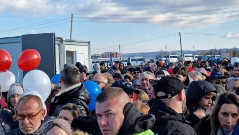 NAROD SE OKUPIO U ZAJEČARU: Građani došli da vide velelpni stadion i dočekaju predsednika Vučića (FOTO/VIDEO) NAROD SE OKUPIO U ZAJEČARU: Građani došli da vide velelpni stadion i dočekaju predsednika Vučića (FOTO/VIDEO)