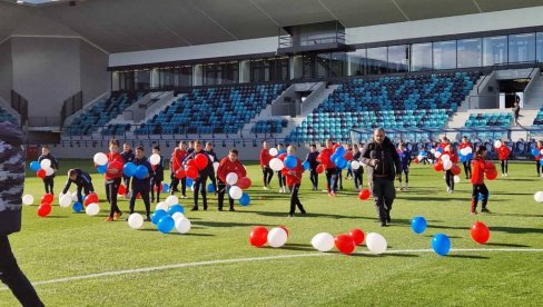 VELIČANSTVENO: Pogledajte kako izgleda fudbalska lepotica u Zaječaru (FOTO/VIDEO) VELIČANSTVENO: Pogledajte kako izgleda fudbalska lepotica u Zaječaru (FOTO/VIDEO)