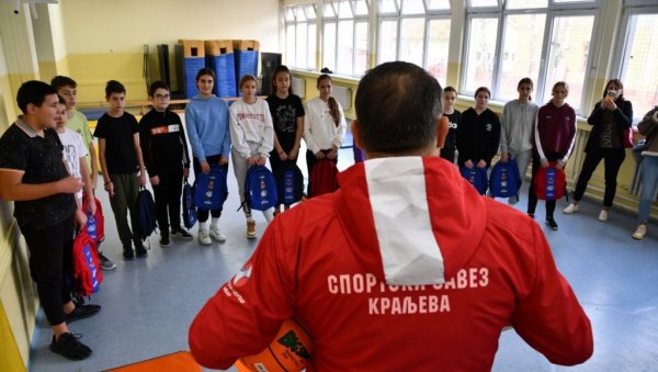 ОПРЕМА НА ПОКЛОН: Донација Спортског савеза Краљева основним школама ОПРЕМА НА ПОКЛОН: Донација Спортског савеза Краљева основним школама