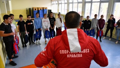 OPREMA NA POKLON: Donacija Sportskog saveza Kraljeva osnovnim školama OPREMA NA POKLON: Donacija Sportskog saveza Kraljeva osnovnim školama