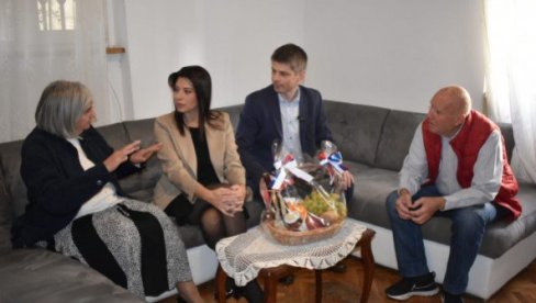 NAŠA PODRŠKA, SNAGA I OSLONAC SU NAJSTARIJI SUGRAĐANI:  Irena Vujović i Arno Gujon u poseti bračnom paru Todorović