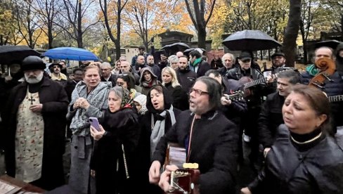 И ПЕТРО УЗ МУЗИКУ ОДЛЕТЕО НА НЕБО: На последњем испраћају Петра Јовановића, оснивача Цигана Ивановића (ВИДЕО/ФОТО) И ПЕТРО УЗ МУЗИКУ ОДЛЕТЕО НА НЕБО: На последњем испраћају Петра Јовановића, оснивача Цигана Ивановића (ВИДЕО/ФОТО)