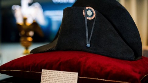 OBOREN SVETSKI REKORD: Šešir Napoleona Bonaparte prodat za neverovatnih 1,9 miliona evra OBOREN SVETSKI REKORD: Šešir Napoleona Bonaparte prodat za neverovatnih 1,9 miliona evra
