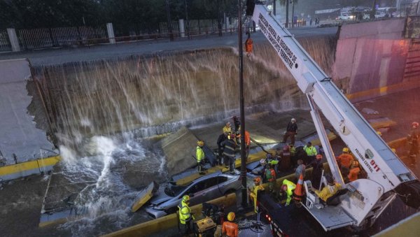 МЕЂУ СТРАДАЛИМА И ДЕЦА: Јако невреме погодило овај део света, пале највеће количине кише у историји земље (ФОТО) МЕЂУ СТРАДАЛИМА И ДЕЦА: Јако невреме погодило овај део света, пале највеће количине кише у историји земље (ФОТО)