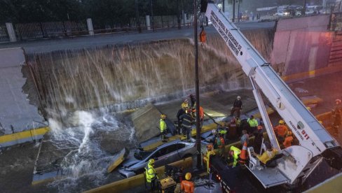 MEĐU STRADALIMA I DECA: Jako nevreme pogodilo ovaj deo sveta, pale najveće količine kiše u istoriji zemlje (FOTO)